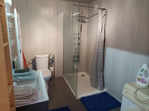 Douche, sèche-cheveux, serviettes fournies, papier toilette