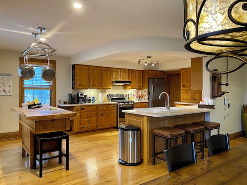 50Acre Farm w/Games Barn & Projection Room.