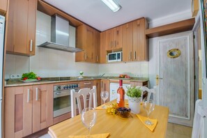Kühlschrank, Ofen, Geschirrspüler, Wasserkocher mit Kaffee-/Teezubehör