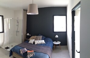 4 habitaciones, tabla de planchar con plancha, wifi y ropa de cama 