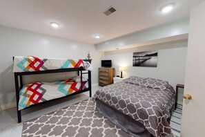 Iron/ironing board, travel crib, free WiFi, bed sheets - Beautiful Traverse City Lakehouse - pets allowed (Traverse City)