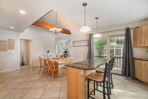 Dining - Beautiful Traverse City Lakehouse - pets allowed (Traverse City)