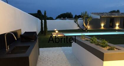 Nueva villa de arquitecto, piscina, playa ajardinada y tiendas a pie.