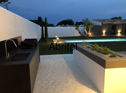 Luxury villa, swimming pool, walking distance to beach and shops, landscaped garden