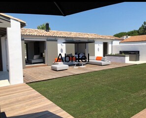 Terrace/patio - Luxury villa, swimming pool, walking distance to beach and shops, landscaped garden (Le Bois-Plage-en-Ré)