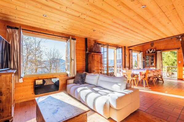 Smart TV, fireplace, DVD player