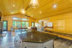 Smart TV, fireplace, DVD player, video library - Luxury Home in Woods w/ Easy Access to Large Private Gravel Bar on Meramec River (Steelville)
