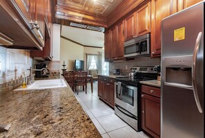Geladeira, micro-ondas, fogão, cooktop