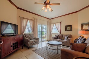 Smart TV, DVD player, books - Beautifully decorated and spacious ocean view condo - Gold Standard Approved (San Pedro)