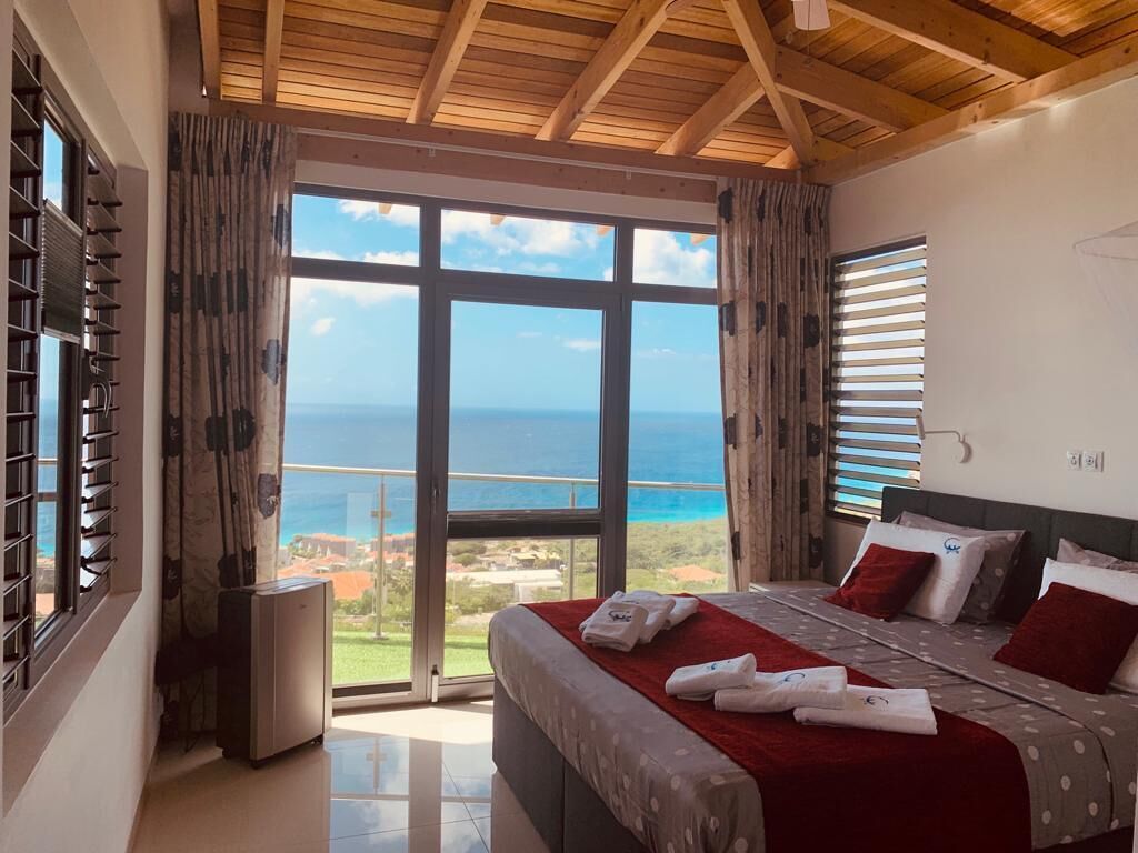 7 dormitorios, tabla de planchar con plancha, cuna de viaje