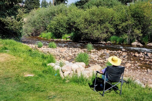 Creekside 3-br w/ fireplace, pool, hot tub, steps to ski shuttle, downtown WP