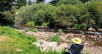 Creekside 3-br w/ fireplace, pool, hot tub, steps to ski shuttle, downtown WP