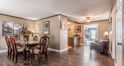 Rentouttava ja tilava yhden perheen sydämessä Overland Parkissa