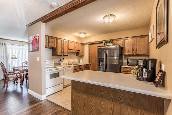 Micro-ondas, lava-louças, cafeteira/chaleira