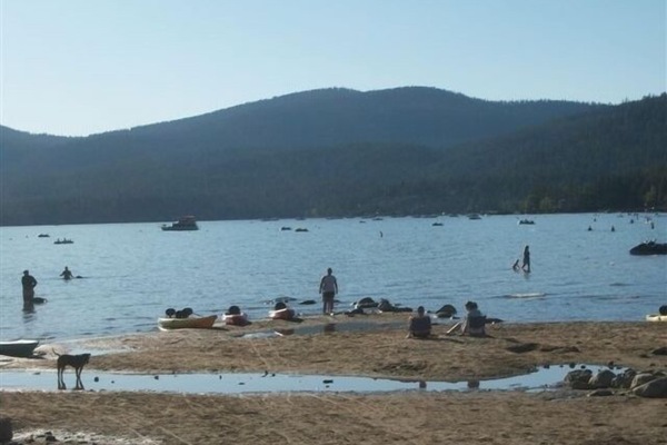 Beach nearby, sun loungers, beach towels