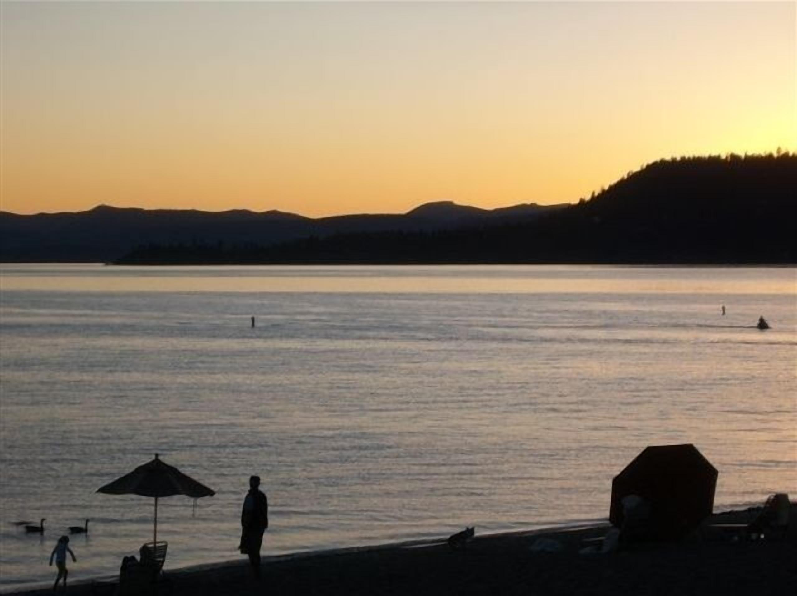 Ranta lähistöllä, aurinkotuoleja, rantapyyhkeitä