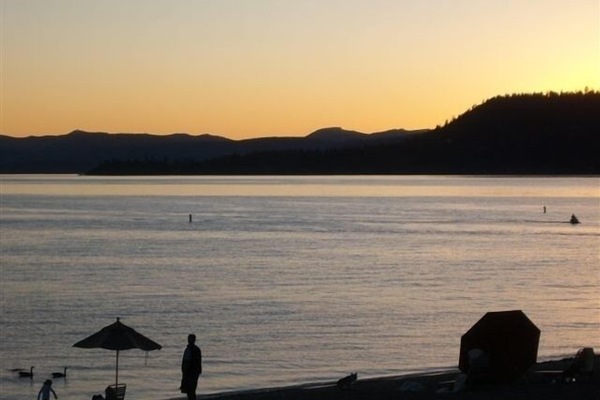 Vlak bij het strand, ligstoelen, strandlakens