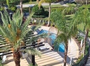 Utomhuspool och uppvärmd pool