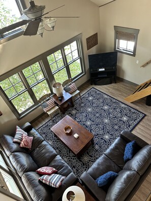 Smart-TV, DVD-spiller, bøker og musikkbibliotek