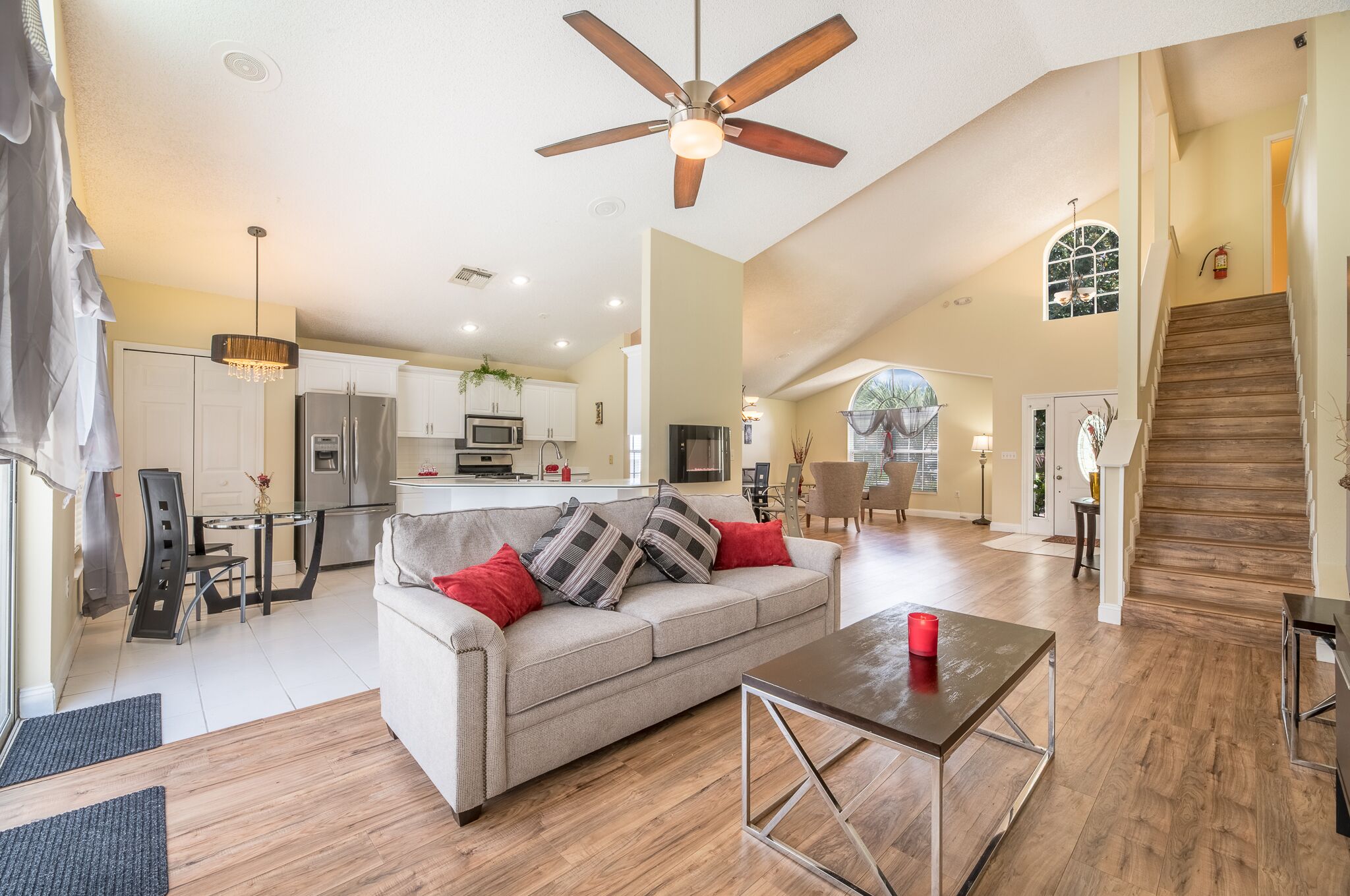 Smart TV, chimenea, reproductor de DVD y tenis de mesa 