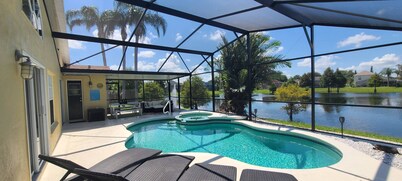 Dream Weaver Villa® - White Crane: South Facing Lakefront, Pool/Spa, Near Disney