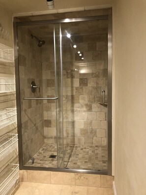 Hair dryer, towels, soap, shampoo - Laguna Beach = Tropical - Cottage (Laguna Beach)