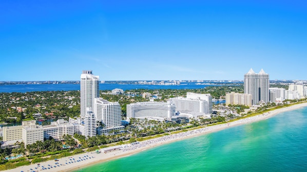 On the beach - Fontainebleau Sorrento Jr. King with Sofabed. Free Spa Passes and Valet Parking (Miami Beach)