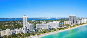 Fontainebleau Sorrento Jr. King with Sofabed. Free Spa Passes and Valet Parking
