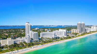 Fontainebleau Sorrento Jr. King with Sofabed. Free Spa Passes and Valet Parking