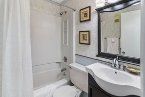 Hair dryer, towels - Ski In Out Condo Walk to Village (Snowshoe)