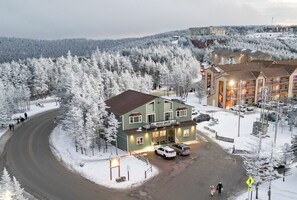 Exterior - Ski In Out Condo Walk to Village (Snowshoe)