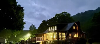 Historic cabin-close to I-77, antiques/Wi fi, great bath, a visit 'back in time'