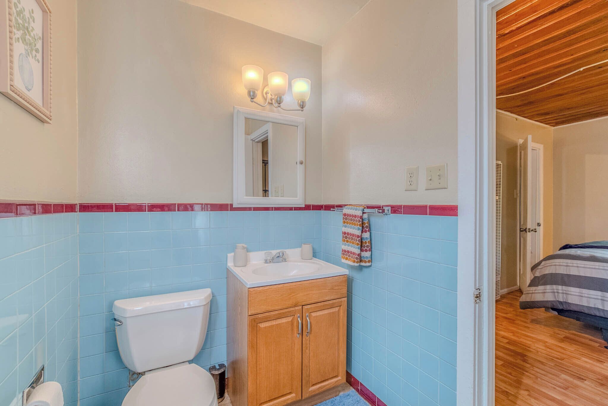 Ein Badezimmer mit Toilette, Waschbecken und Spiegel.