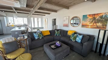 Smart-TV, Kamin, Videospiele, Bücher