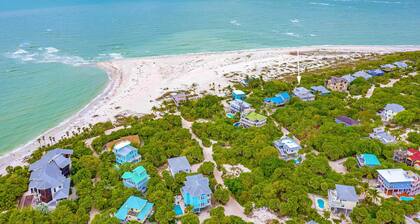 BEACHFRONT, HEATED POOL, KAYAKS/SUP, LANAI W/ GULF VIEWS, 85' DOCK, 2 GOLF CARTS