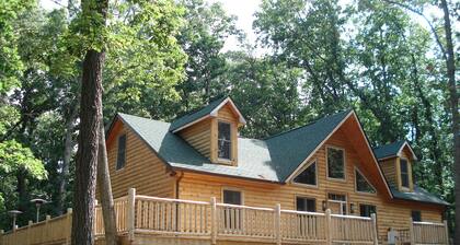 Bear Crossing - New Luxury Mountain Getaway near Luray & Skyline