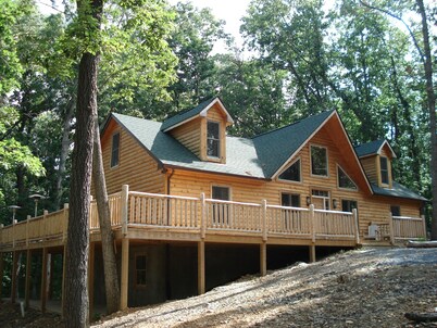 Bear Crossing - New Luxury Mountain Getaway near Luray & Skyline