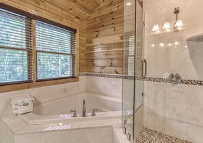Badewanne, Whirlpool, Haartrockner, Handtücher