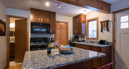 Beautifully Furnished, Clean and Cozy Cabin Next to Rocky and Near YMCA