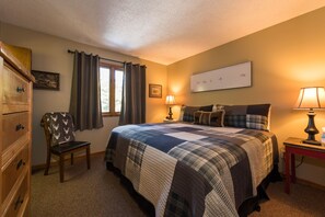 3 bedrooms, iron/ironing board, travel cot, free WiFi - Beautifully Furnished, Clean, Cozy Cabin Next to Rocky! Walk to RMNP & YMCA (Estes Park)
