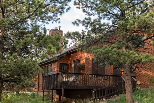 Beautifully Furnished, Clean, Cozy Cabin Next to Rocky! Walk to RMNP & YMCA