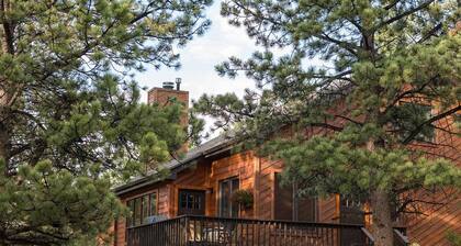 Beautifully Furnished, Clean, Cozy Cabin Next to Rocky! Walk to RMNP & YMCA