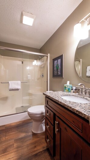Combined shower/tub, hair dryer, towels, soap - Beautifully Furnished, Clean, Cozy Cabin Next to Rocky! Walk to RMNP & YMCA (Estes Park)