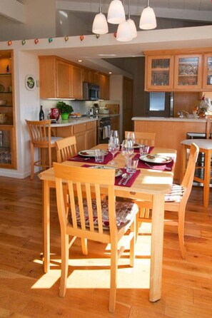 Dining - OCEAN VIEW - HILLSIDE SANCTUARY WITH THERAPEUTIC SWIM SPA (Aptos)