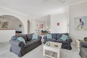 Smart TV, DVD player, livros, aparelho de som