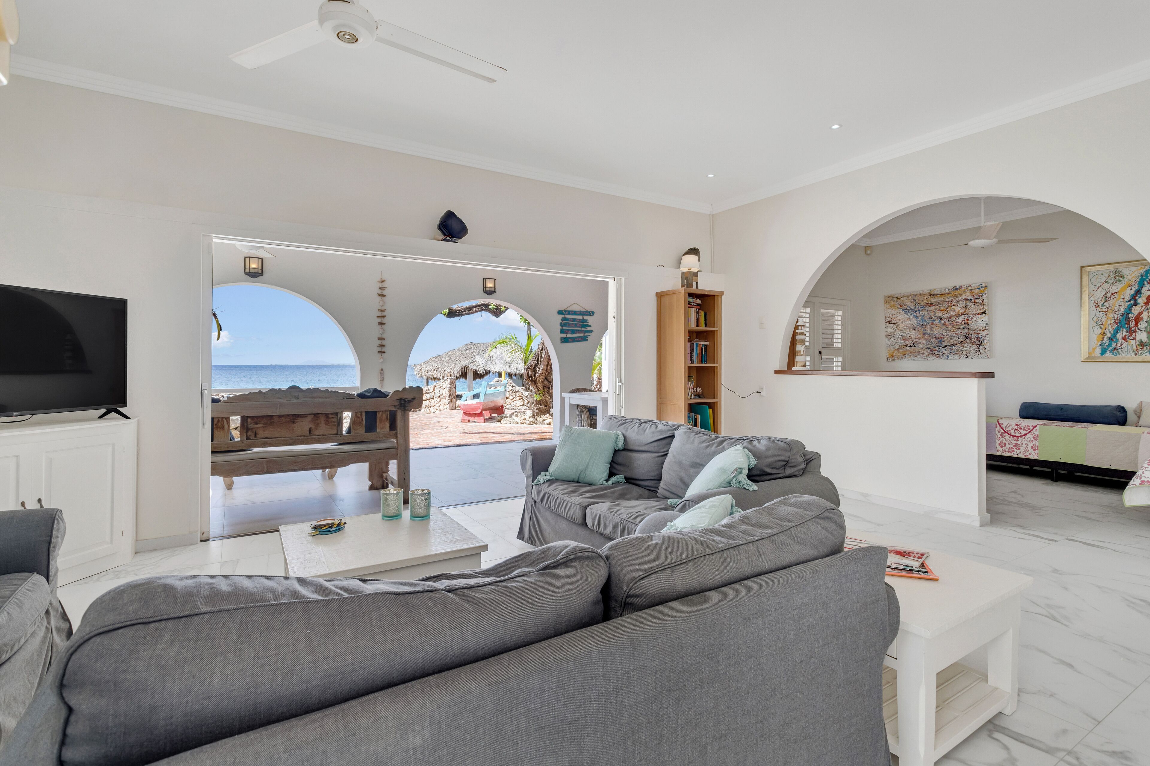 Smart TV, reproductor de DVD, libros y estéreo 