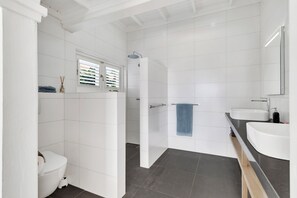 Dusche, Haartrockner, Handtücher