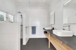 Shower, hair dryer, towels - Ocean front Villa on the most magnificient location, only 3 steps from the ocean (Belnem Bonaire)