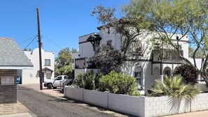 A residential area with a white building featuring a balcony and a parked white truck. - Stay at Roosevelt Row / Modern 2BR 2BA Condo (Phoenix)