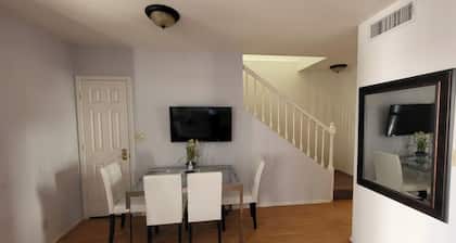 U5 - Welcoming 2-Story 2 BR/2 BA in DT PHX w/ pkg